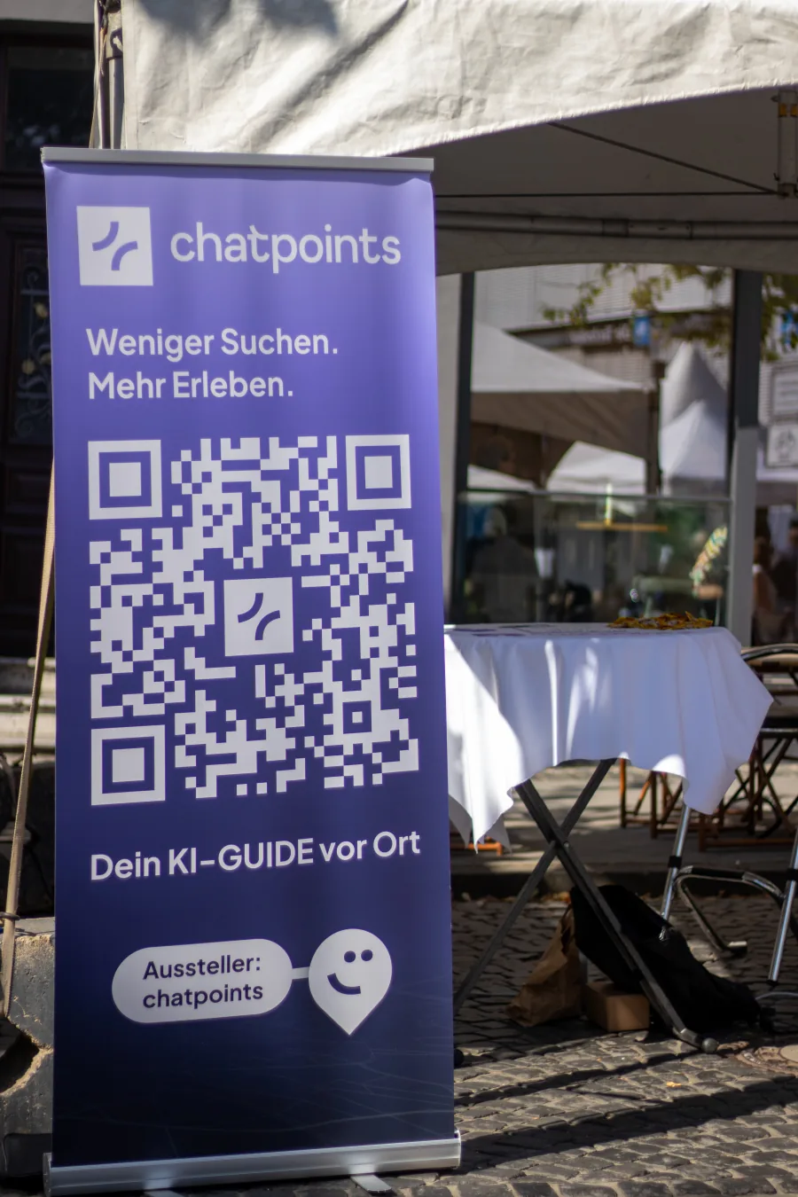 Lila chatpoints-Roll-up mit großem QR-Code am Stand auf dem founders.festival 2026
