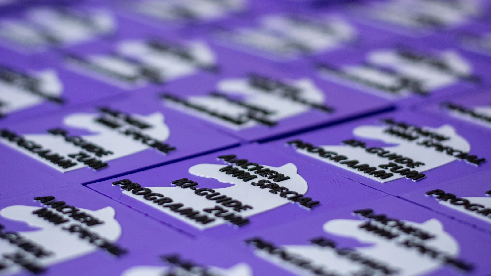 Viele violette, 3D-gedruckte Programm-Chips von chatpoints in mehreren Reihen
